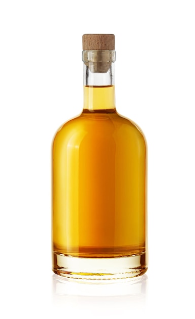 Bouteille de whisky isolé sur fond blanc,