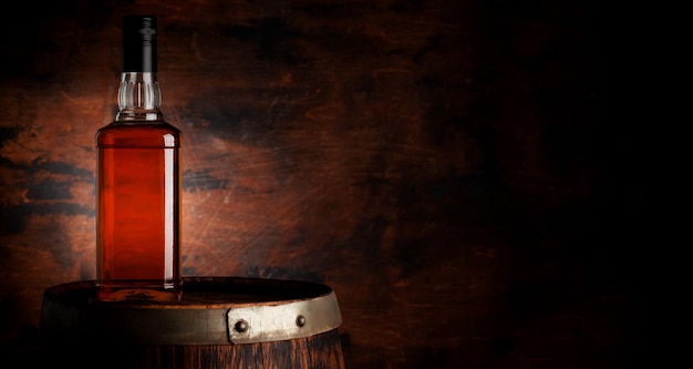 Bouteille de whisky sur le vieux tonneau