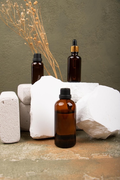 Bouteilles d'ambre naturel avec des pierres pour les huiles essentielles et les produits de soins de la peau