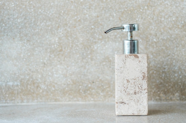 Bouteilles d'articles de toilette dans la salle de bain d'un hôtel de luxe ou d'un gel douche pour le corps à la maison moderne en céramique avec fond de mur