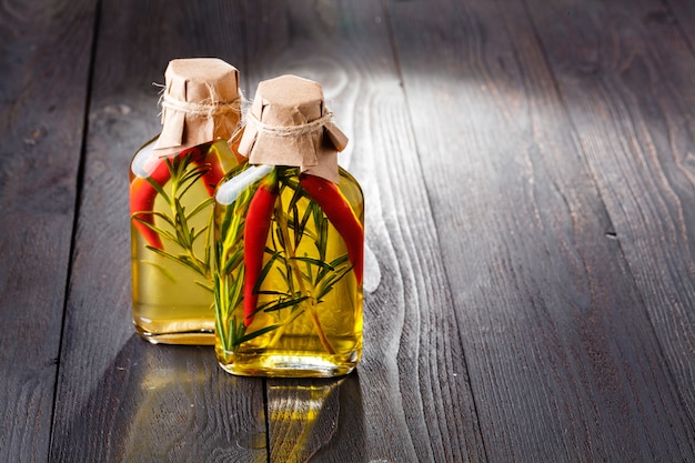 Bouteilles aux herbes et huile sur table