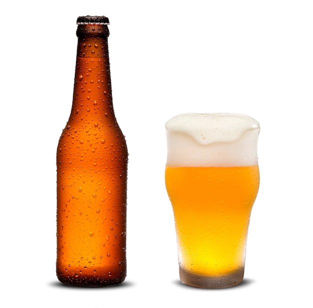 Bouteilles de bière 300ml et bière en verre avec des gouttes sur fond blanc.