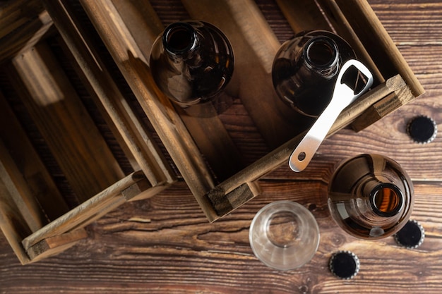 Photo des bouteilles de bière en ambre vides sur un fond en bois rustique