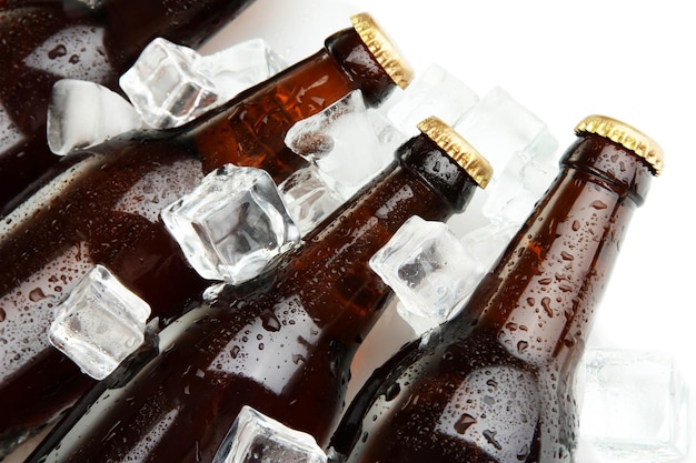 Bouteilles de bière dans des glaçons se bouchent