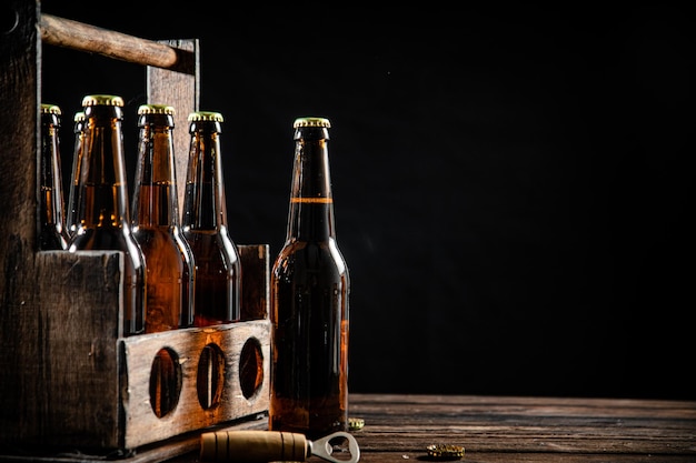 Bouteilles de bière dans une vieille boîte