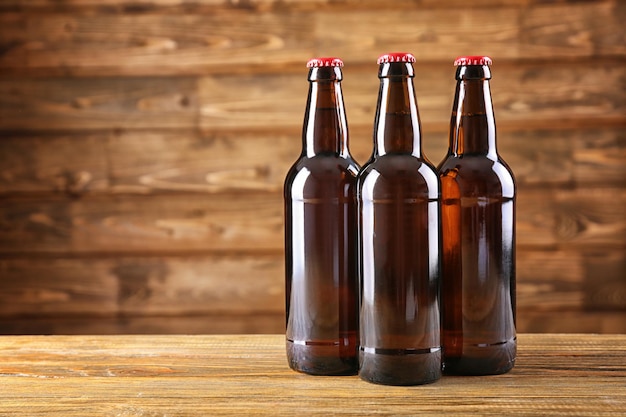 Bouteilles de bière sur fond de bois