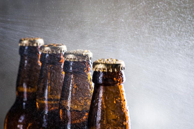 Bouteilles de bière glacées avec des gouttes de rosée