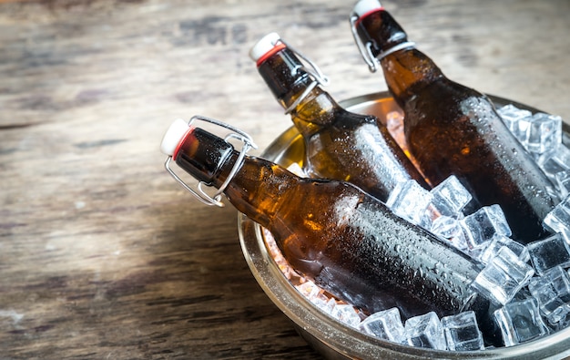 Photo bouteilles de bière en glaçons