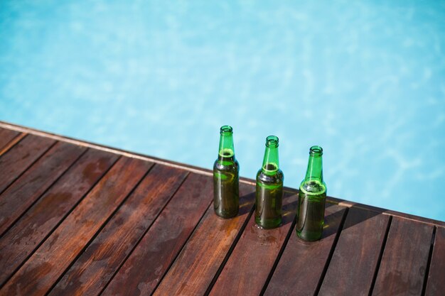 Bouteilles de bière sur panneau en bois