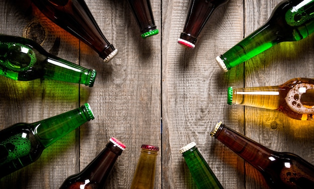 Bouteilles de bière sur table en bois.