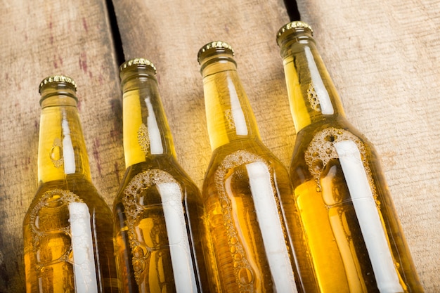 Bouteilles de bière sur une table en bois