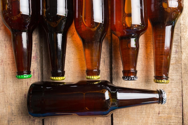 Photo bouteilles de bière sur une table en bois