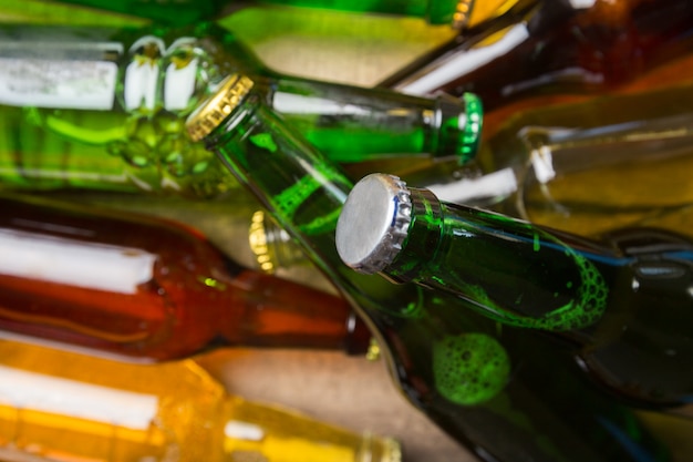 Bouteilles de bière sur une table en bois