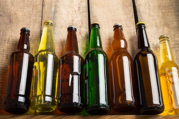 Photo bouteilles de bière sur une table en bois.