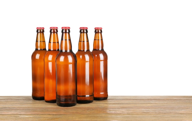 Bouteilles de bière sur table sur fond blanc