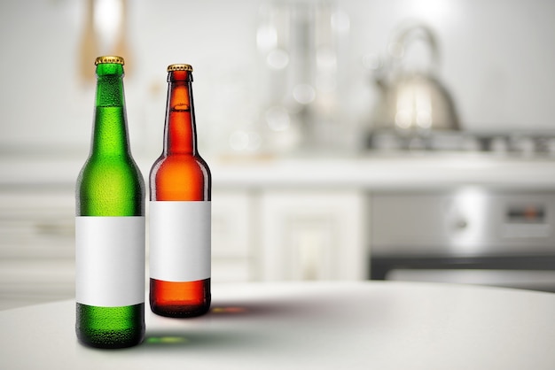 Bouteilles de bière verte et brune à long cou et maquette d'étiquette vierge dans l'intérieur de la cuisine