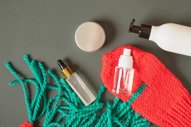 Bouteilles blanches et pots de produits cosmétiques sur fond vert Vente de Noël de produits de beauté espace copie concept