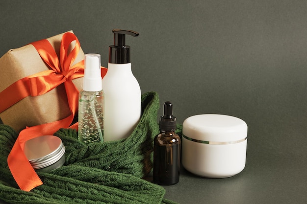 Photo bouteilles blanches et pots de produits cosmétiques sur fond vert vente de noël de produits de beauté espace copie concept