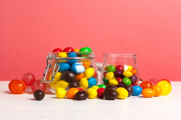 Bouteilles avec des bonbons sucrés sur la table