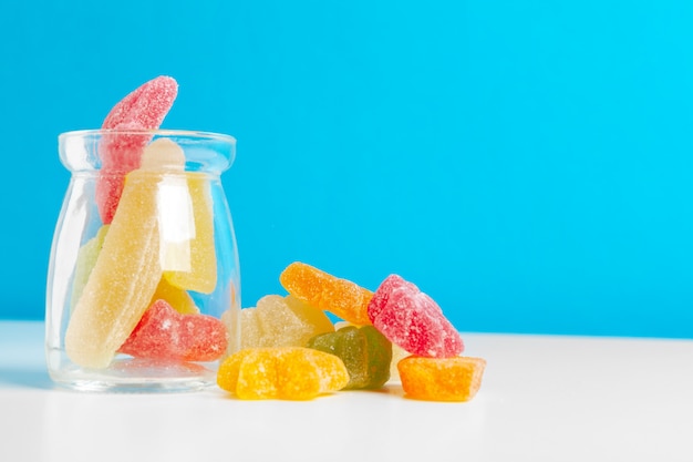 Bouteilles de bonbons sucrés sur table