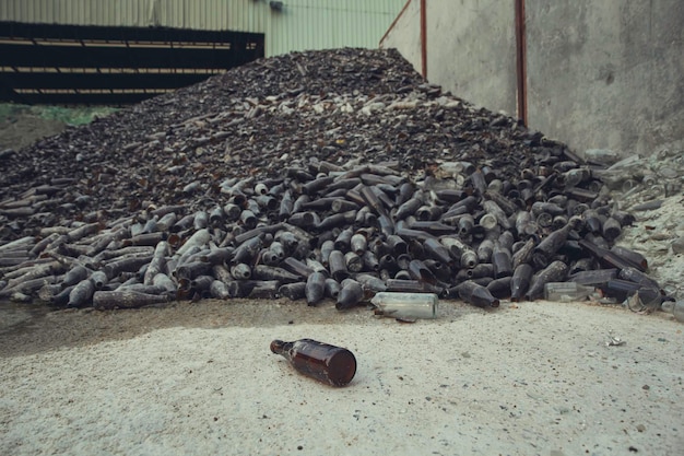 Bouteilles brunes en tas de verre