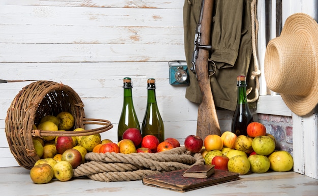 Bouteilles de cidre et pommes de normandie