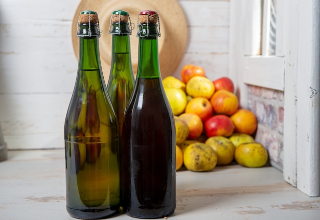 Bouteilles de cidre et pommes de normandie