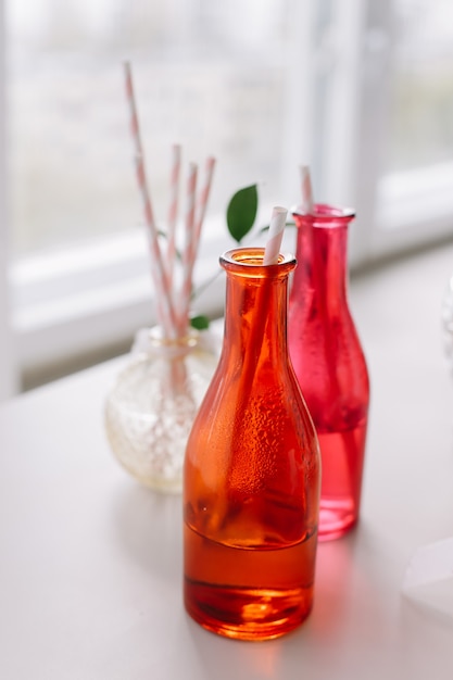 Bouteilles à cocktail lumineuses avec tubes de limonade rafraîchissante