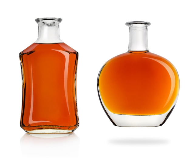 Bouteilles de cognac isolé sur fond blanc