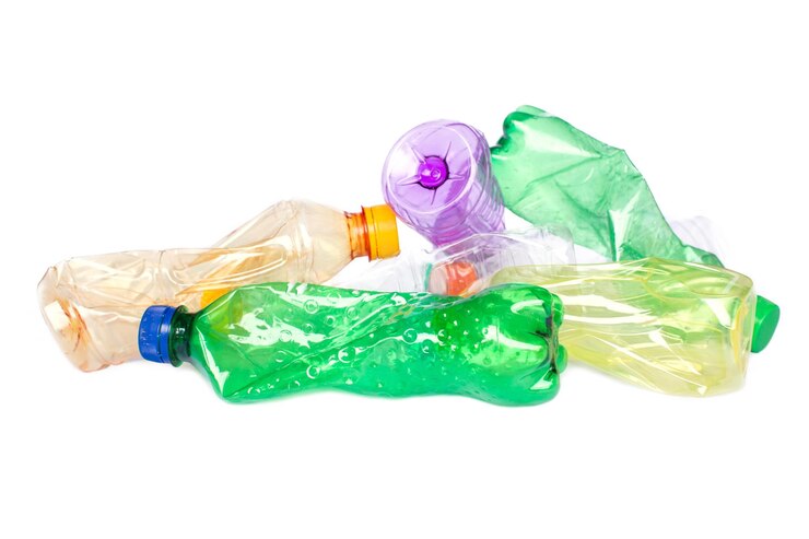 Photo bouteilles colorées sur fond blanc