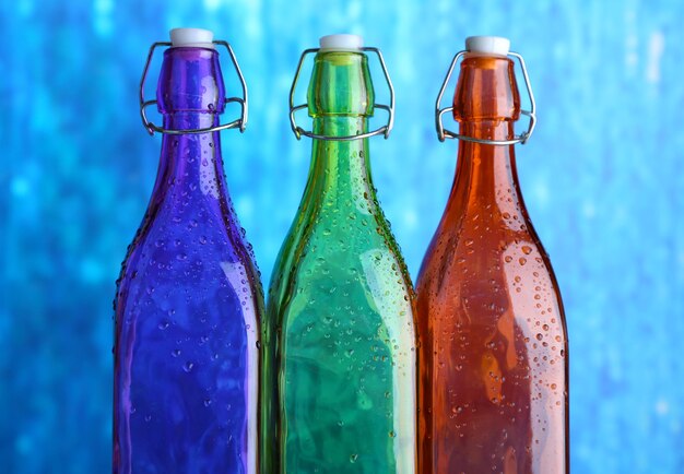 Photo bouteilles colorées sur fond clair