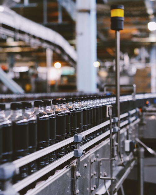 Des bouteilles sur un convoyeur à l'usine.