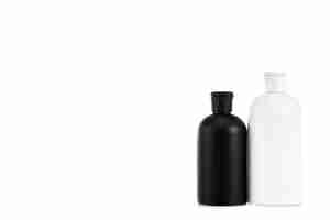 Photo bouteilles de cosmétiques blanches noires isolées