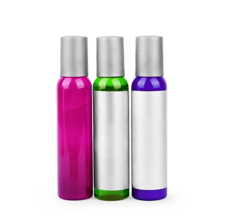 Photo bouteilles cosmétiques d'hôtel isolés sur fond blanc