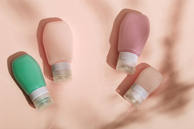 bouteilles cosmétiques pour emballages de produits de beauté lotion gel crème maquette contenant en plastique