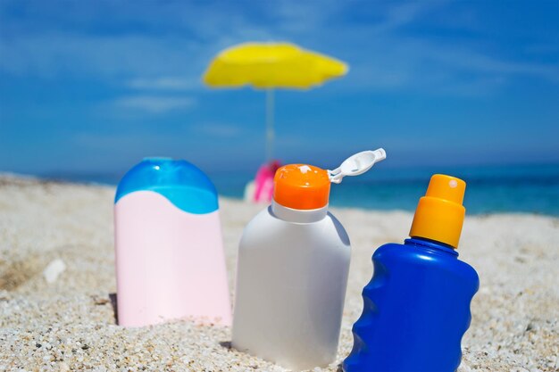 Bouteilles de crème solaire dans le sable