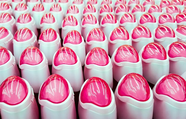 Bouteilles de déodorant avec couvercles roses d'affilée