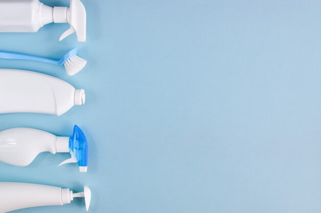 Bouteilles de détergent blanc sur une surface bleue