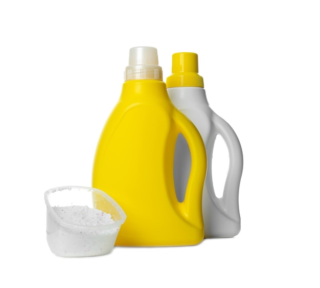Photo bouteilles de détergent et de lessive en poudre pour les vêtements de bébé sur fond blanc