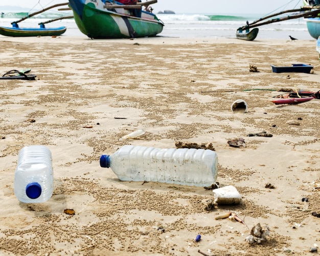 Bouteilles d'eau abandonnées sur la plage