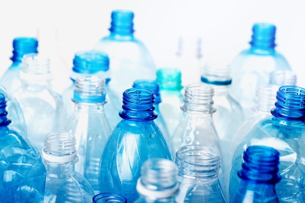 Photo bouteilles d'eau en plastique sur fond