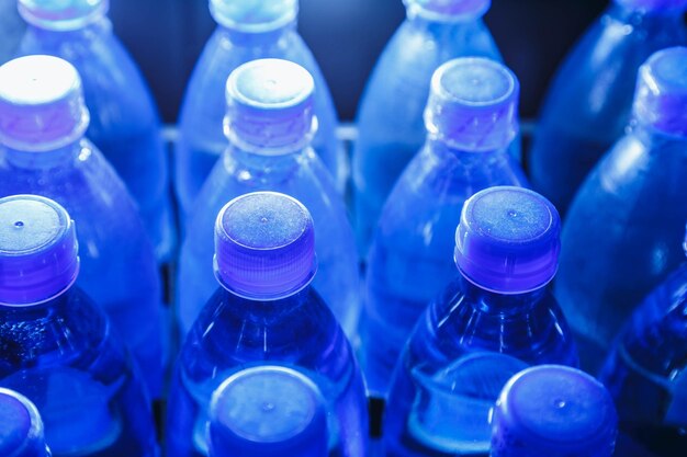 Bouteilles d'eau potable dans l'usine de production d'eau