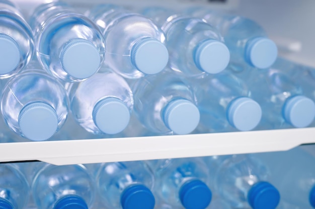 Bouteilles d'eau potable froide dans le réfrigérateur