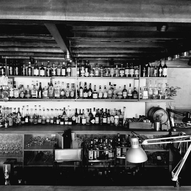 Bouteilles sur étagère dans le bar