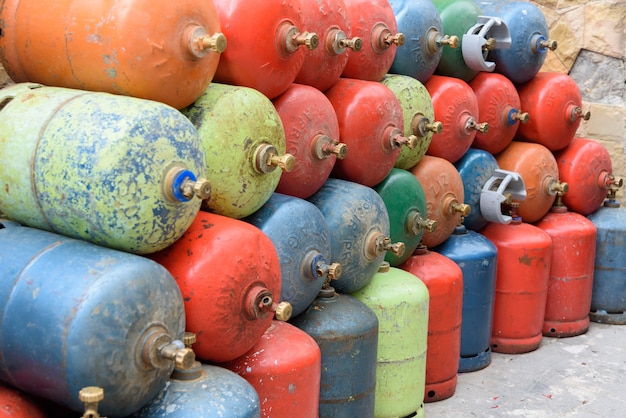 Des bouteilles de gaz sont placées le long du chemin