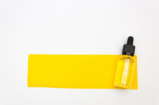 Bouteilles d'huile essentielle avec du papier jaune pour l'épilation.