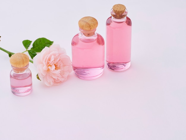 Bouteilles d'huile essentielle de rose