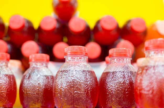 Bouteilles de jus de cerise sur l'étagère du magasin.