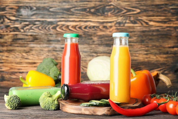 Bouteilles de jus de légumes frais sur table