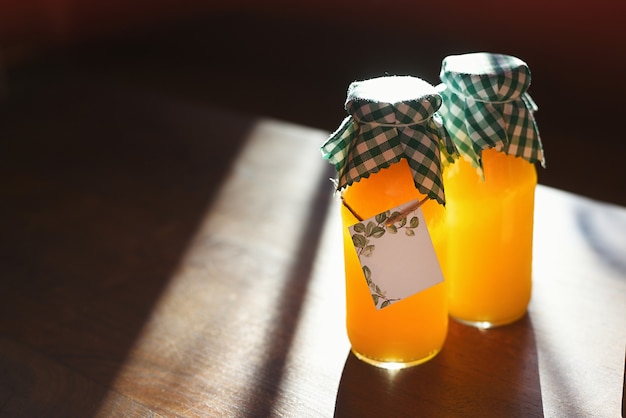 Bouteilles de jus d'orange frais à l'aube